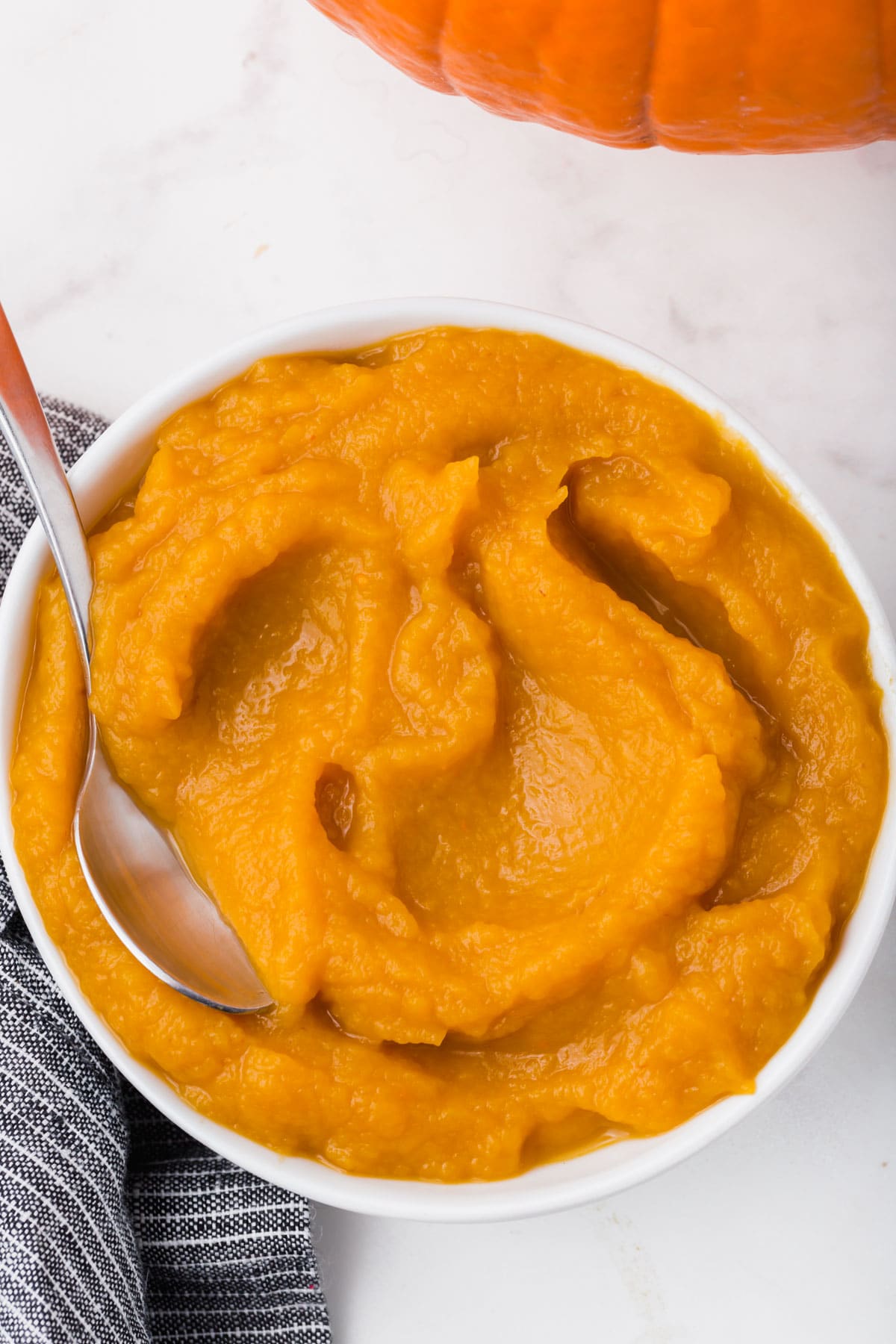 A bowl of pumpkin puree.