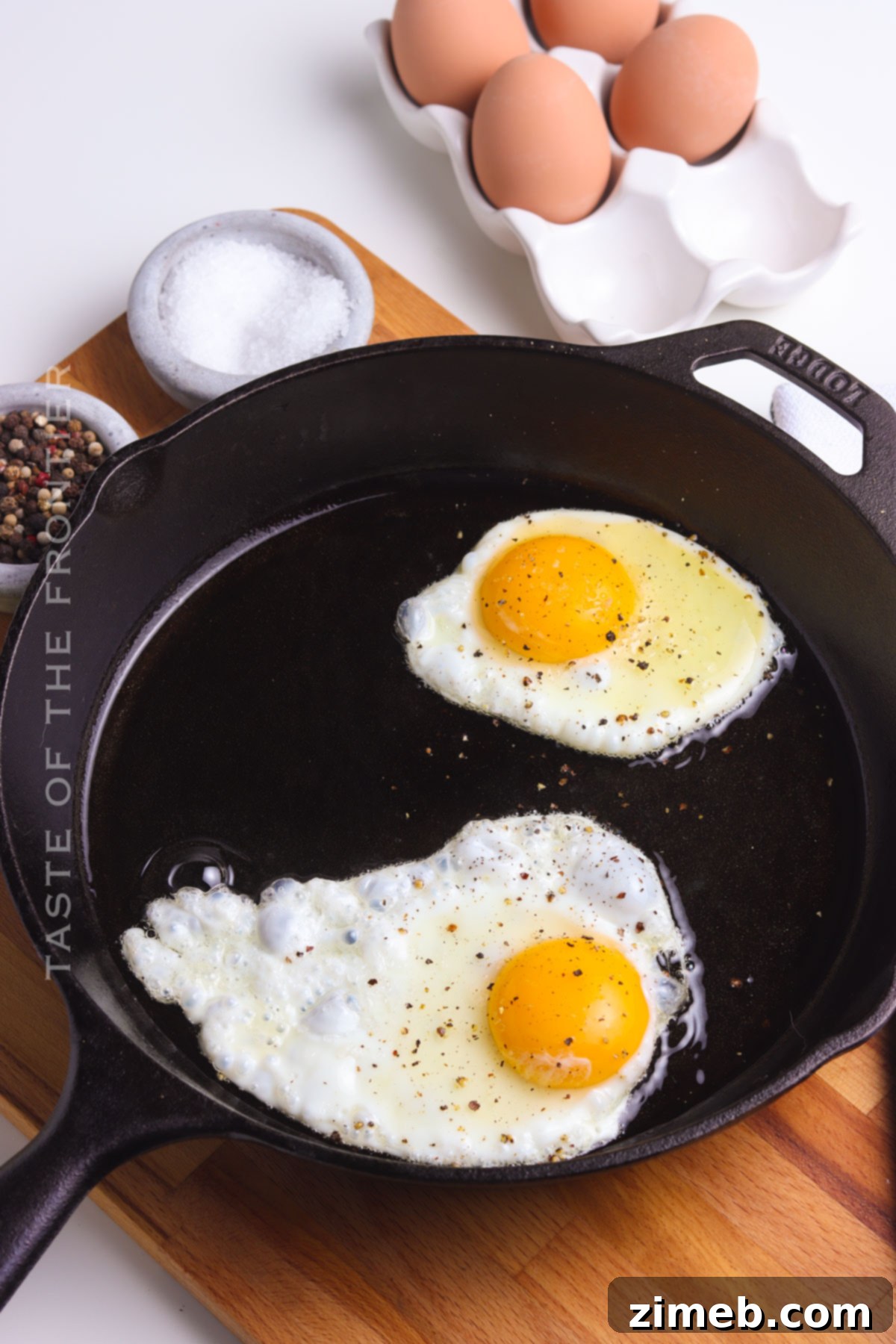 Seasoning fried eggs with salt and pepper