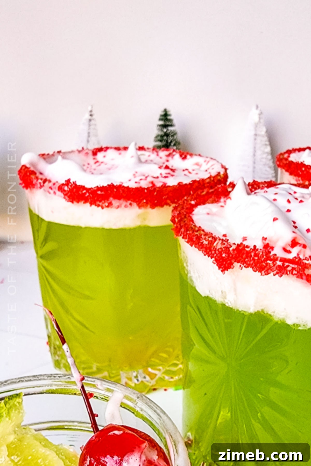 Vibrant Green Grinch Cocktail / non-alcoholic Grinch Punch for Christmas parties