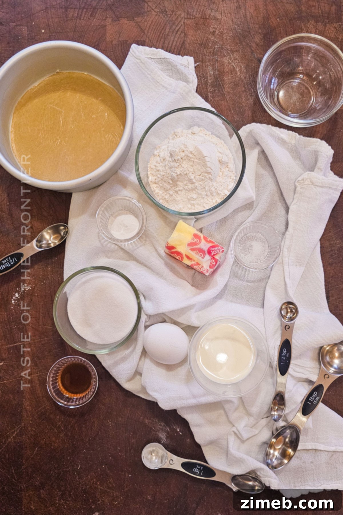 Petite Birthday Delight 4 Small Birthday Cake ingredients