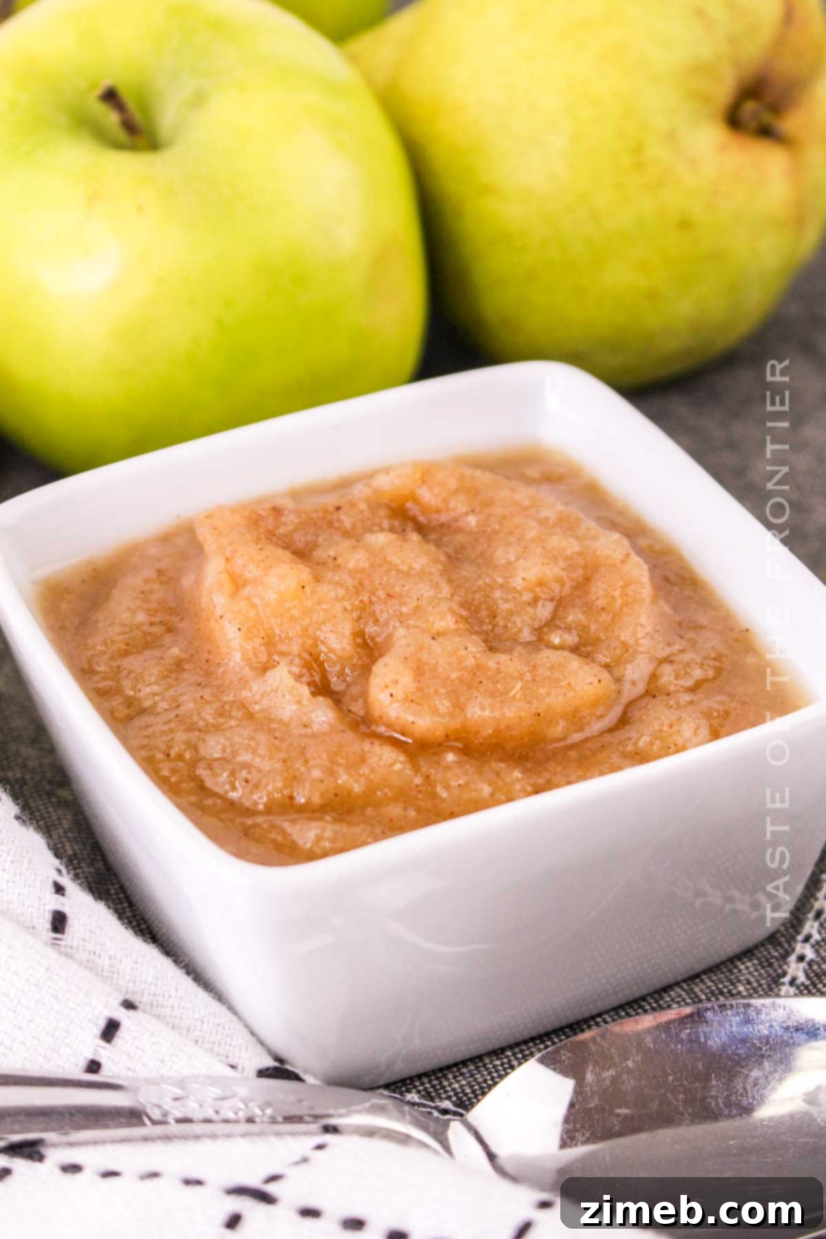Delicious homemade fall sauce with cinnamon, combining apples and pears for a comforting taste.