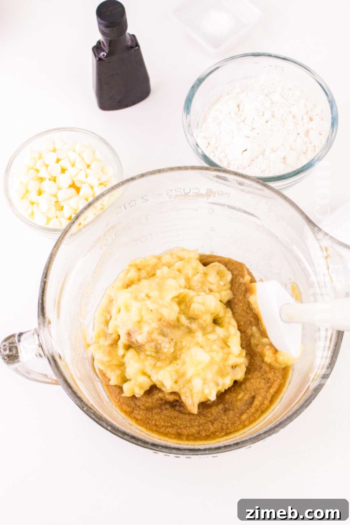 How to make banana blondies, step-by-step process.