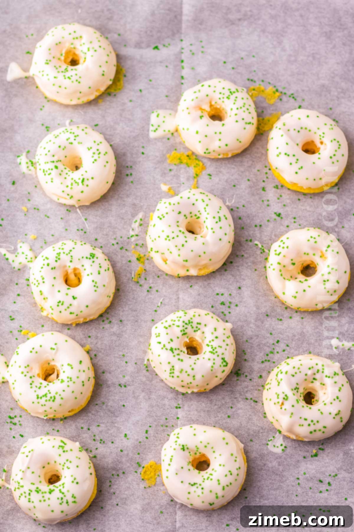Yuletide Donuts 8 decorating mini donuts