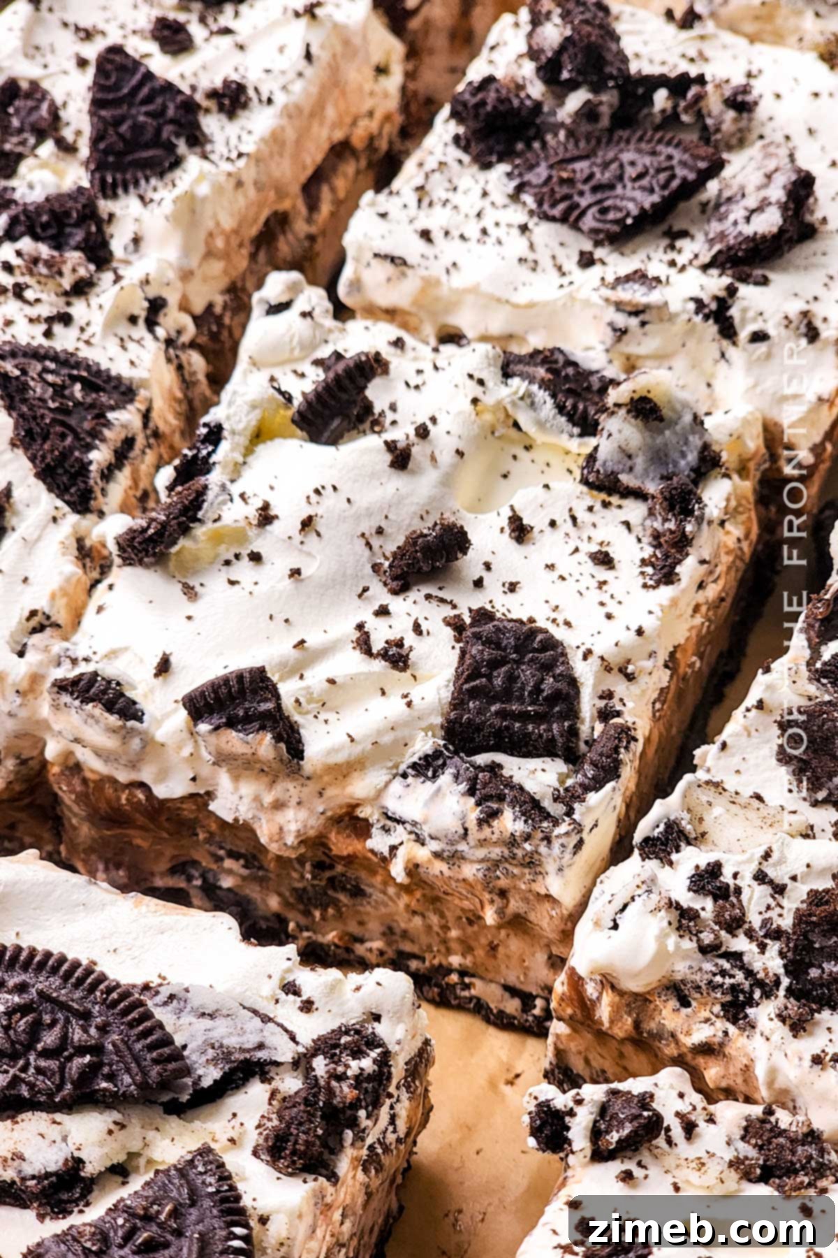 35 Refreshing Summer Frozen Treats 5 Oreo Ice Cream Cake featuring layers of creamy ice cream, crunchy Oreo cookies, and rich chocolate fudge.