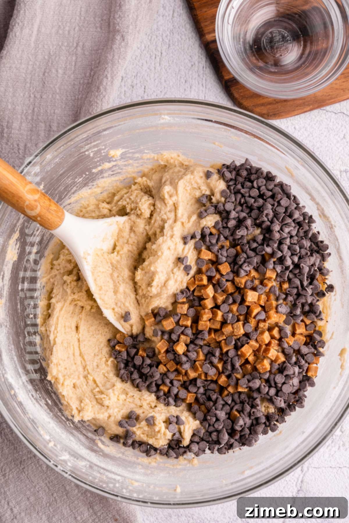Step-by-step process of making caramel cookies.