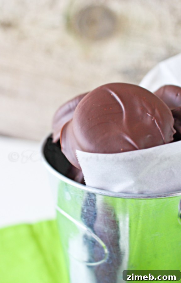 Thin Mint Oreo Fusion 5 Stack of Thin Mint Oreos, highlighting their tempting texture