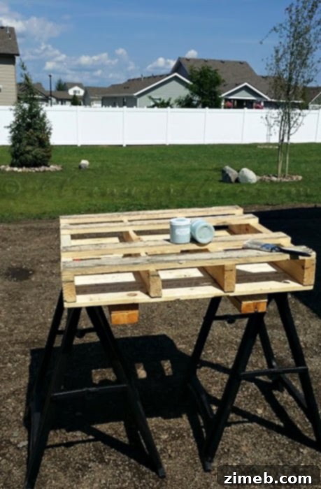 DIY Pallet Console Table DIY Pallet Console Table Painting Process