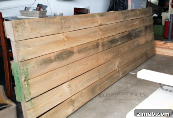 Spring Outdoor Pallet Table Decor featuring a rustic DIY pallet dining table.