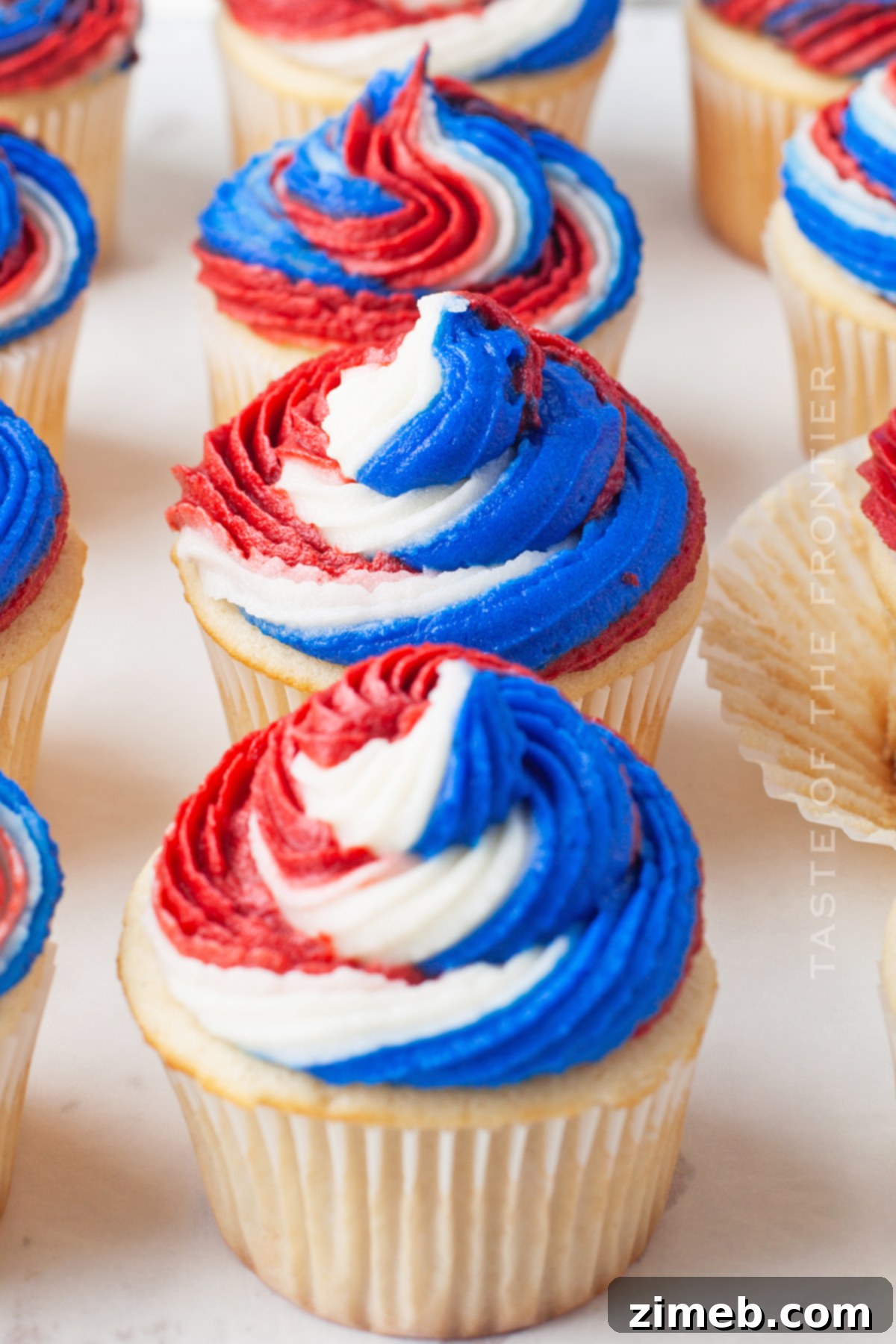 Patriotic Bites 15 Summer holiday cupcakes with festive colors.